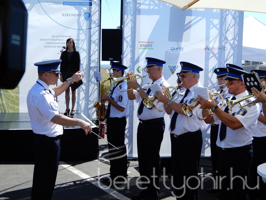 Átadták az M4-es autópálya Ártándig tartó szakaszát12